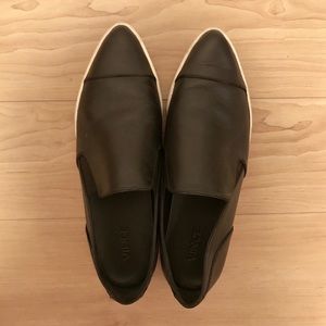 VINCE Paeyre Pointy Toe Flat Leather Sneakers 7.5